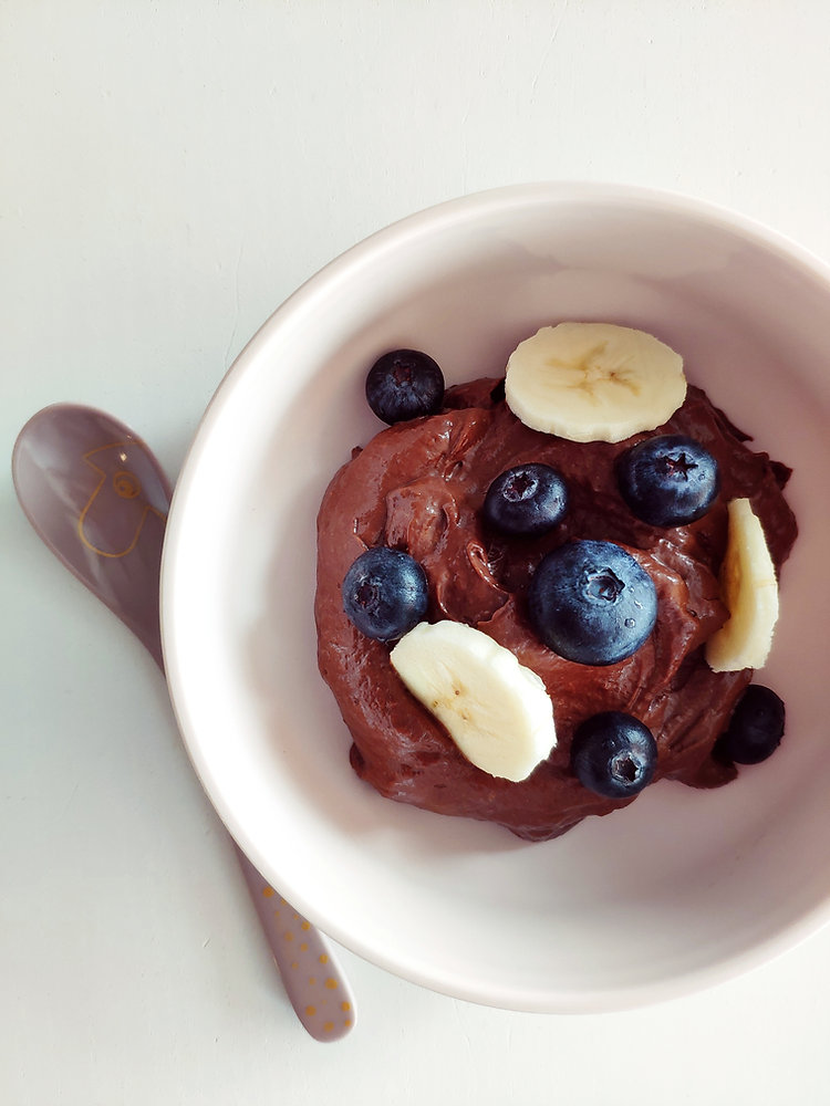Avokadov puding z banano in borovnicami (7m)