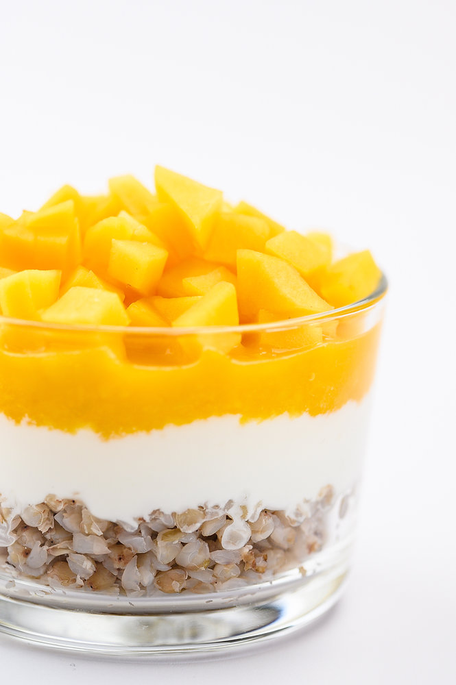 Ajdova kaša z vanilijo, grški jogurt in mango (8m)