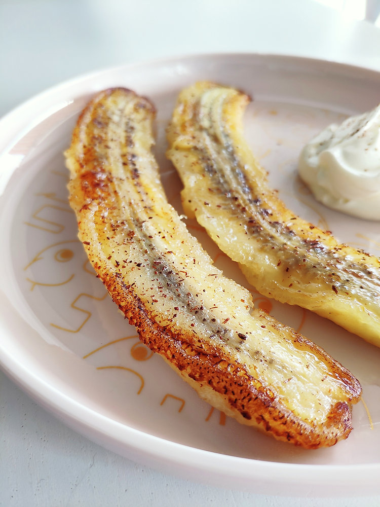 Pečene banane s cimetom in grškim jogurtom (7m)