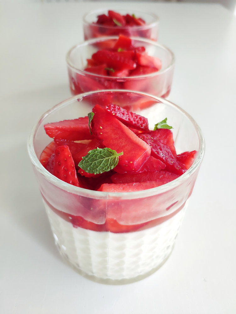 Panna cotta s cimetom in jagodami (za 1+)